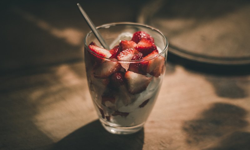 Обои мороженое, клубника, ложка, ice cream, strawberry, spoon разрешение 2048x1365 Загрузить