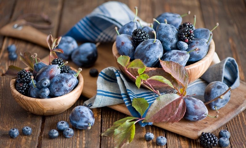 Обои листья, виноградные, фрукты, стол, ягоды, черника, посуда, ежевика, сливы, leaves, grape, fruit, table, berries, blueberries, dishes, blackberry, plum разрешение 2000x1283 Загрузить