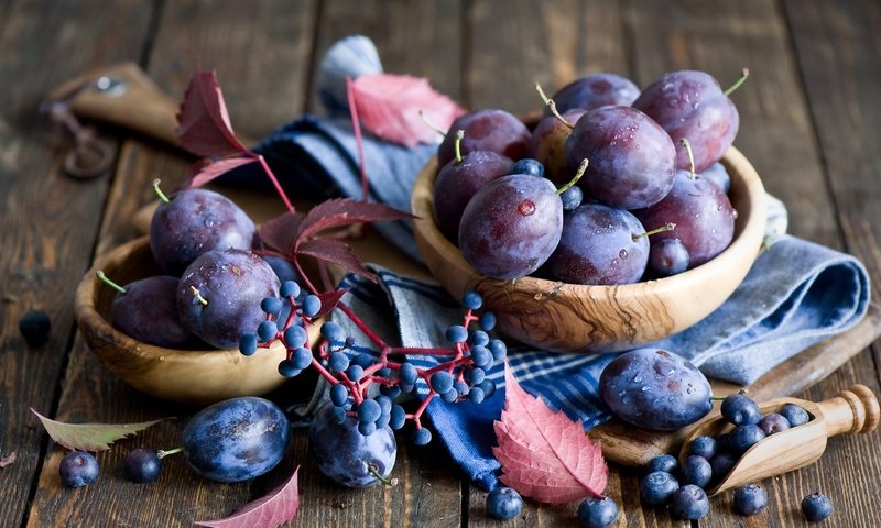 Обои фрукты, стол, ягоды, черника, натюрморт, миска, слива, fruit, table, berries, blueberries, still life, bowl, drain разрешение 2000x1331 Загрузить