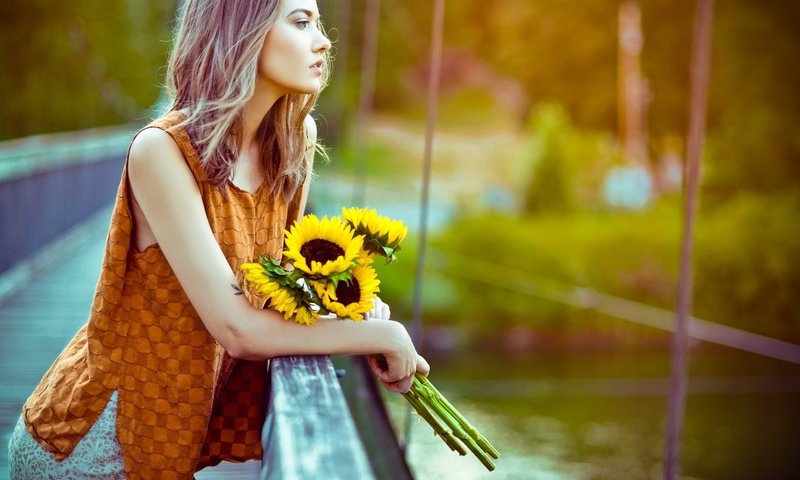 Обои цветы, девушка, блондинка, букет, подсолнухи, поручень, flowers, girl, blonde, bouquet, sunflowers, handrail разрешение 2048x1363 Загрузить