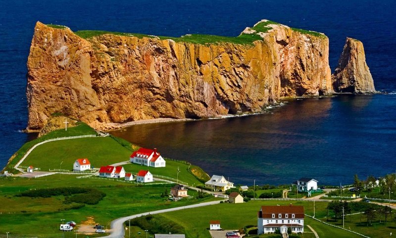 Обои море, дома, канада, мыс, квебек, перс рок, гаспе, sea, home, canada, cape, qc, perce rock, gaspé разрешение 1920x1080 Загрузить