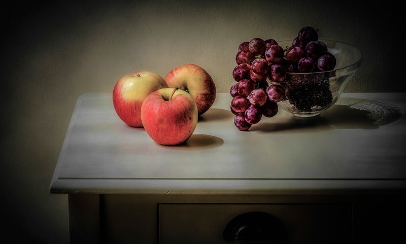 Обои виноград, фрукты, яблоки, стол, ваза, натюрморт, grapes, fruit, apples, table, vase, still life разрешение 4928x3090 Загрузить