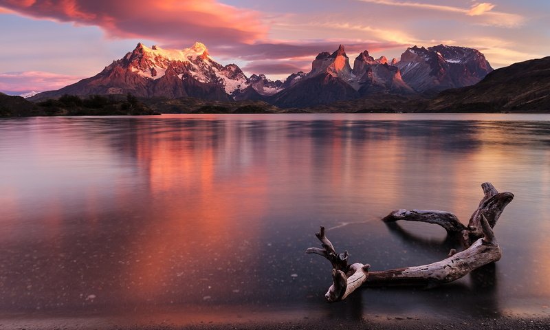 Обои вечер, горы, закат, отражение, пейзаж, водоем, коряга, анды, the evening, mountains, sunset, reflection, landscape, pond, snag, andes разрешение 2048x1152 Загрузить