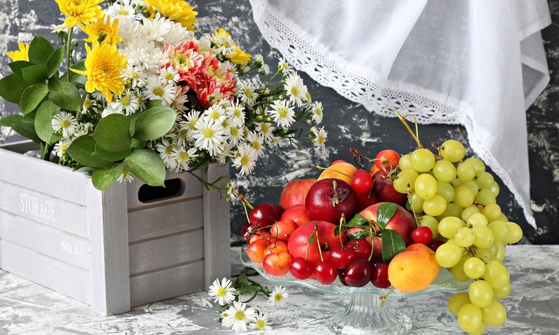 Обои цветы, виноград, фрукты, черешня, букет, абрикос, нектарин, flowers, grapes, fruit, cherry, bouquet, apricot, nectarine разрешение 2400x1578 Загрузить