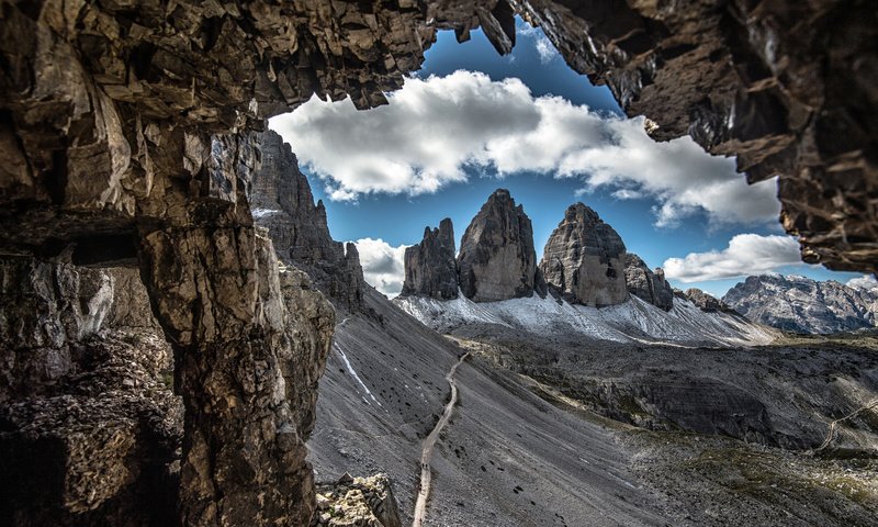 Обои дорога, облака, горы, скалы, склон, италия, доломитовые альпы, road, clouds, mountains, rocks, slope, italy, the dolomites разрешение 2048x1363 Загрузить