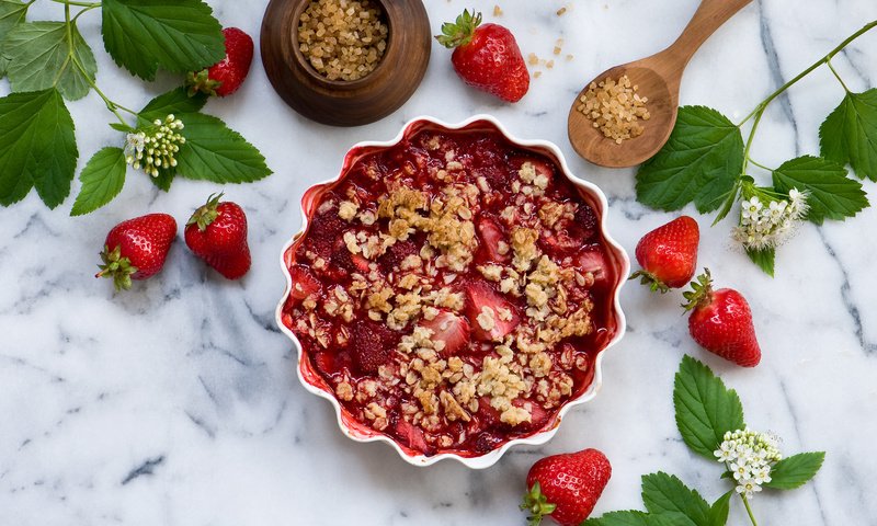 Обои клубника, ягоды, десерт, веточки, клубничный крамбл, сазар, strawberry, berries, dessert, twigs, strawberry crumble, sazar разрешение 4061x2832 Загрузить