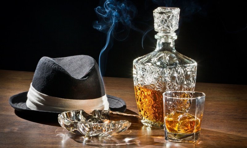 Обои дым, стакан, алкоголь, шляпа, коньяк, сигара, виски, smoke, glass, alcohol, hat, cognac, cigar, whiskey разрешение 2508x1672 Загрузить