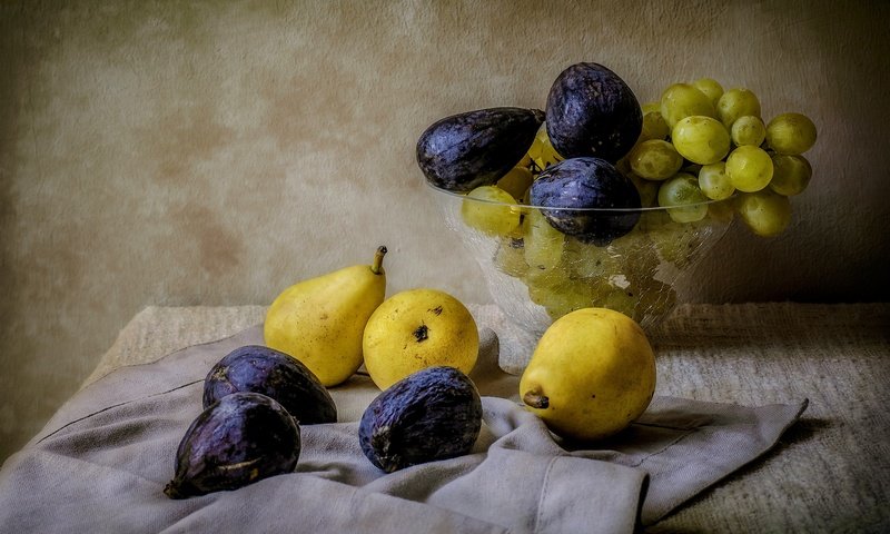 Обои виноград, фрукты, ваза, натюрморт, груши, инжир, grapes, fruit, vase, still life, pear, figs разрешение 2880x1785 Загрузить