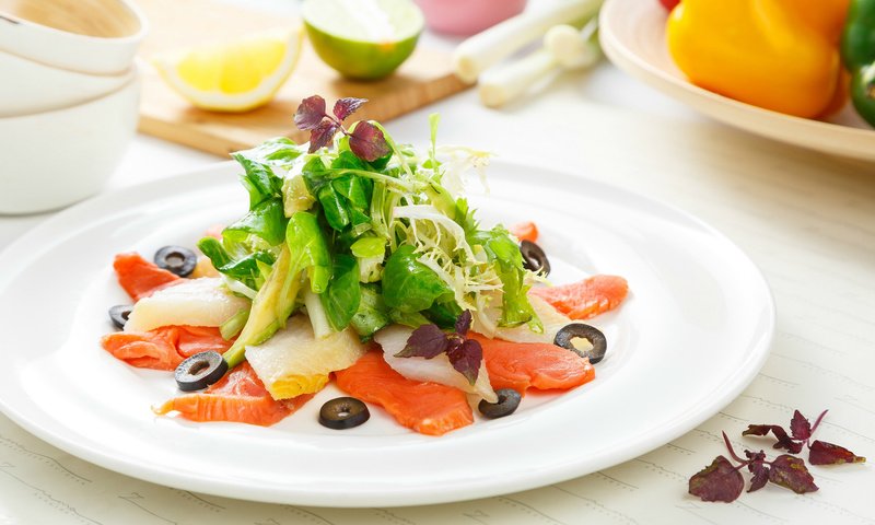 Обои зелень, овощи, рыба, оливки, салат, морепродукты, лосось, greens, vegetables, fish, olives, salad, seafood, salmon разрешение 2043x1254 Загрузить