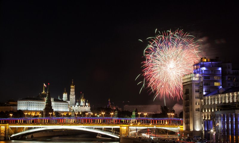 Обои ночь, река, москва, салют, кремль, мост, россия, night, river, moscow, salute, the kremlin, bridge, russia разрешение 5616x3744 Загрузить