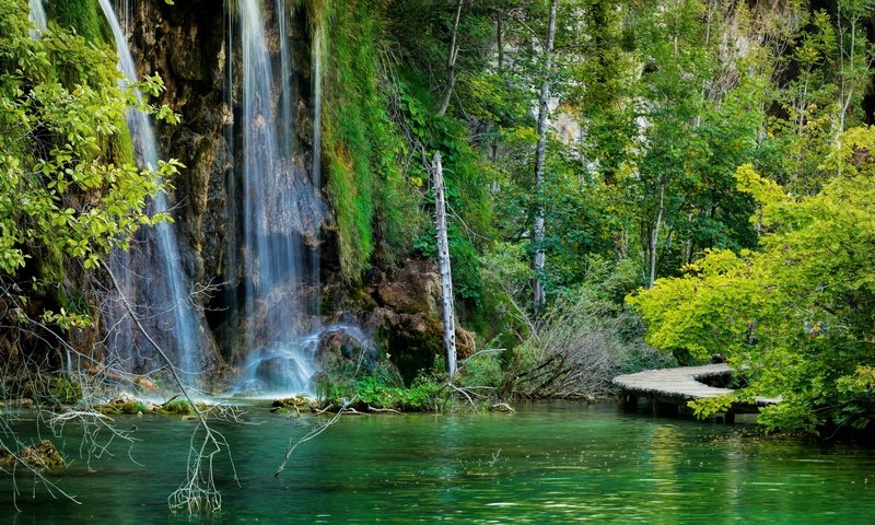 Обои озеро, plitvice lakes national park, национальный парк плитвицкие озера, скалы, камни, лес, водопад, хорватия, водопады, мостки, lake, rocks, stones, forest, waterfall, croatia, waterfalls, bridges разрешение 2880x1706 Загрузить