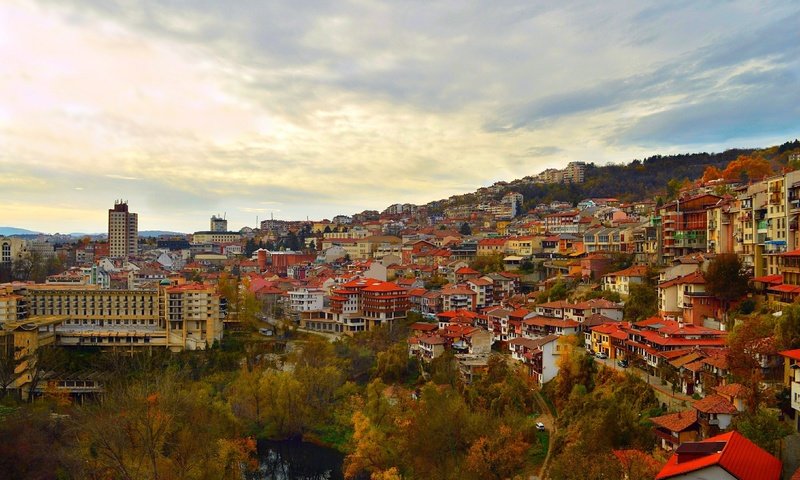 Обои панорама, осень, дома, здания, крыши, опадают, осен, болгария, велико-тырново, veliko tarnovo, panorama, autumn, home, building, roof, fall, bulgaria разрешение 3000x1924 Загрузить