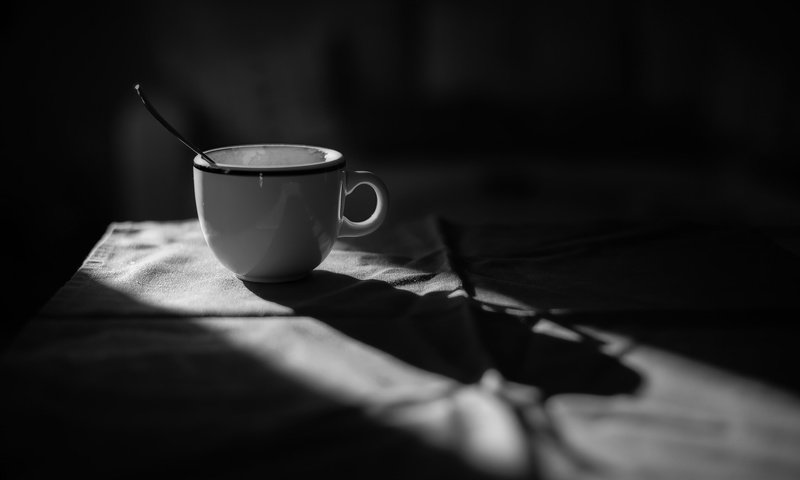 Обои кофе, чёрно-белое, чашка, ложка, coffee, black and white, cup, spoon разрешение 2048x1363 Загрузить