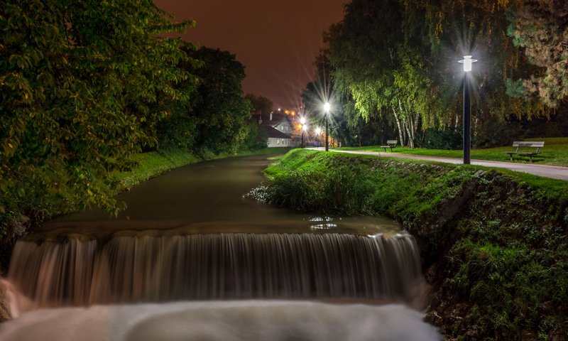 Обои ночь, деревья, фонари, река, водопад, загреб, night, trees, lights, river, waterfall, zagreb разрешение 2560x1600 Загрузить