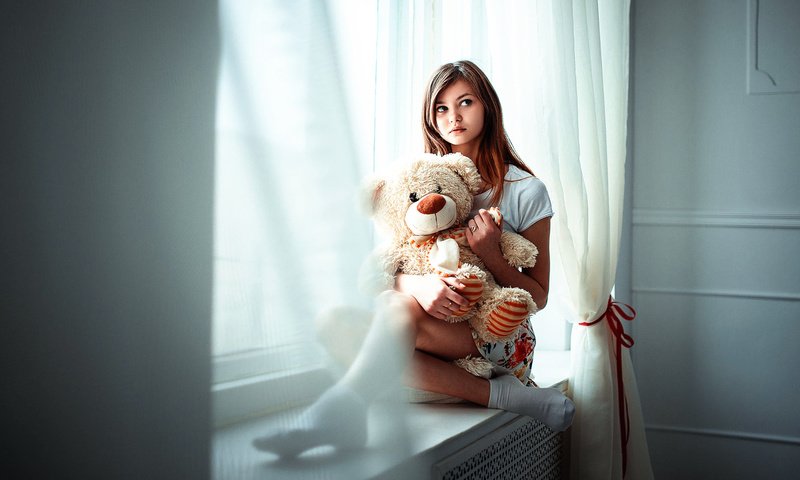 Обои девушка, настроение, медведь, игрушка, окно, плюшевый мишка, girl, mood, bear, toy, window, teddy bear разрешение 2000x1125 Загрузить