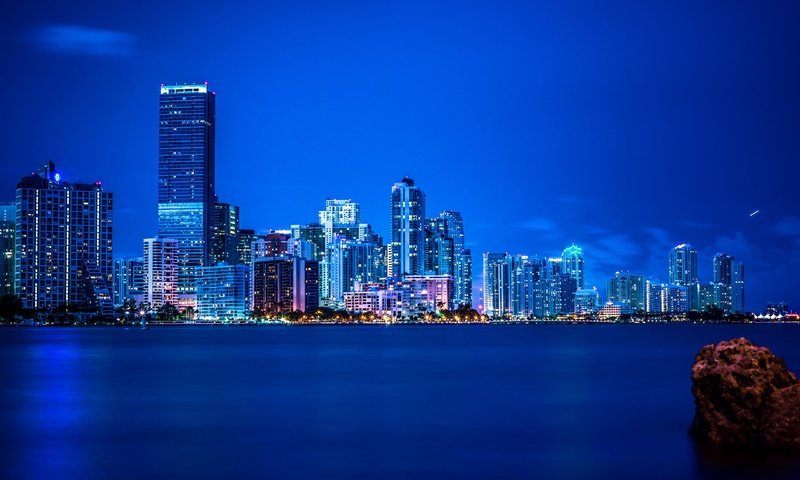 Обои ночь, панорама, город, небоскребы, сша, флорида, майами, night, panorama, the city, skyscrapers, usa, fl, miami разрешение 2560x1600 Загрузить