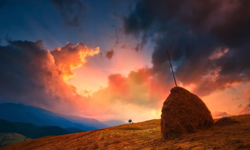 Обои небо, облака, холмы, природа, закат, сено, стог, the sky, clouds, hills, nature, sunset, hay, stack разрешение 2560x1713 Загрузить