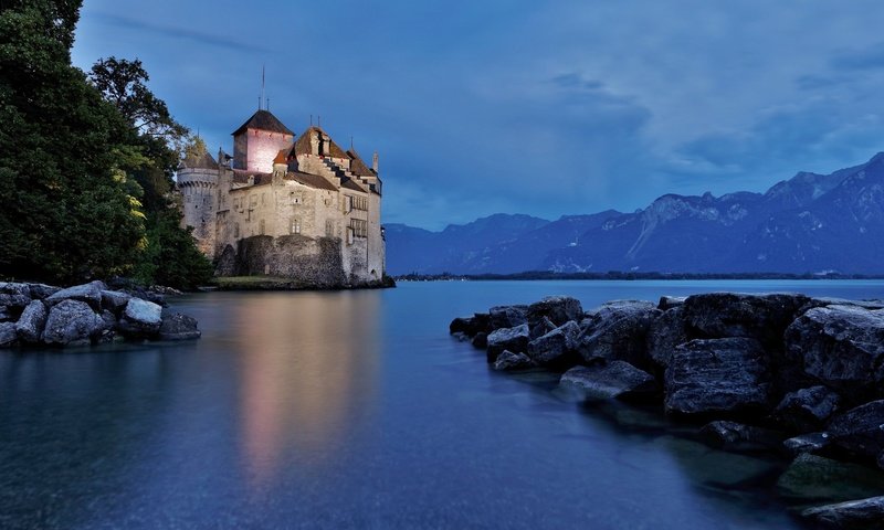 Обои ночь, огни, вода, замок, швейцария, шильонский замок, night, lights, water, castle, switzerland, chillon castle разрешение 2048x1152 Загрузить