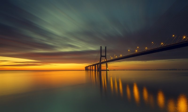 Обои свет, огни, море, мост, португалия, прилив, пролив, light, lights, sea, bridge, portugal, tide, strait разрешение 2500x1667 Загрузить