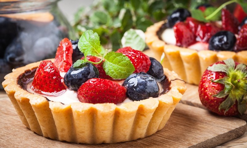 Обои клубника, сладенько, ягоды, тарт, лесные ягоды, крем, черника, сладкое, корзинка, десерт, тарталетка, аппетитная, delicious, strawberry, berries, tart, cream, blueberries, sweet, basket, dessert, tartlet разрешение 5348x3565 Загрузить