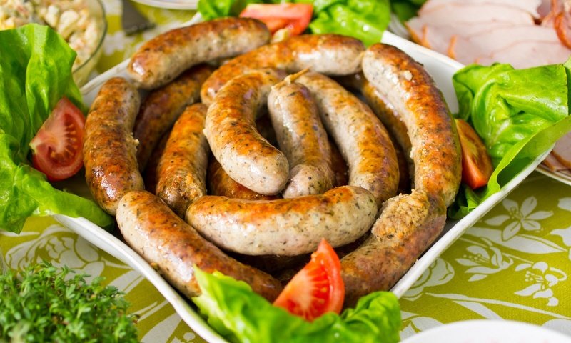 Обои зелень, овощи, помидоры, салат, колбаски, greens, vegetables, tomatoes, salad, sausages разрешение 1920x1272 Загрузить