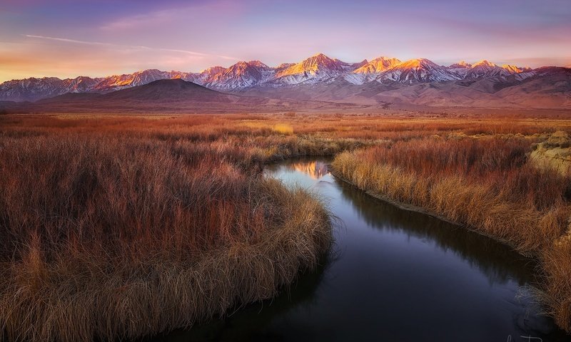 Обои трава, вечер, река, горы, природа, утро, grass, the evening, river, mountains, nature, morning разрешение 2048x1367 Загрузить