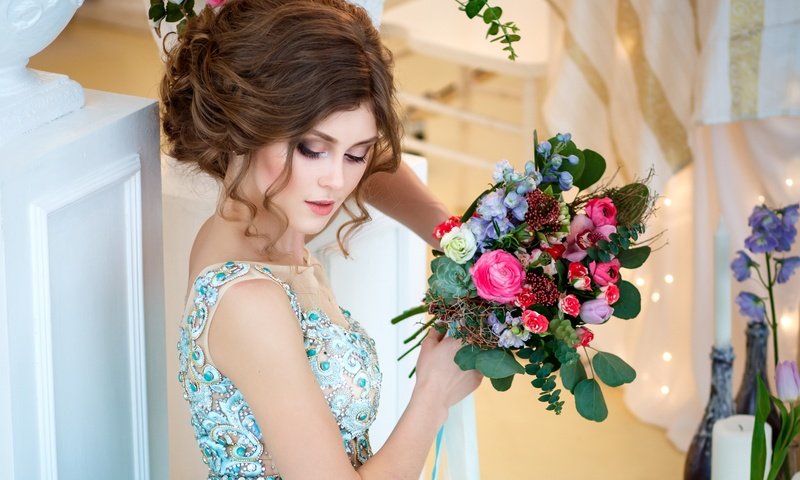 Обои цветы, девушка, платье, букет, макияж, прическа, шатенка, flowers, girl, dress, bouquet, makeup, hairstyle, brown hair разрешение 3000x2000 Загрузить