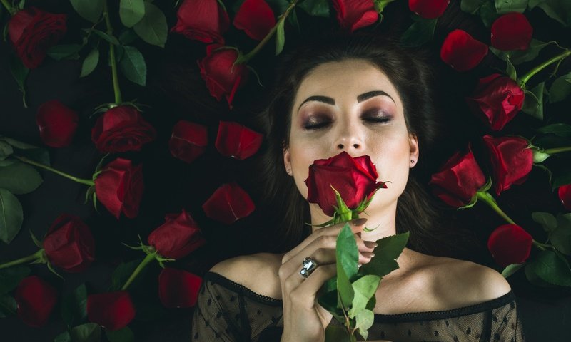 Обои цветы, девушка, фон, розы, волосы, лицо, макияж, flowers, girl, background, roses, hair, face, makeup разрешение 2048x1365 Загрузить