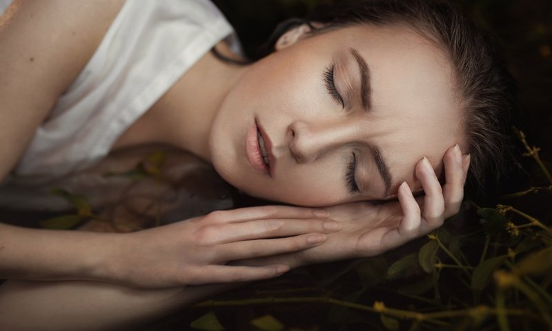 Обои девушка, портрет, сон, лицо, руки, шатенка, дарья волкова, girl, portrait, sleep, face, hands, brown hair, daria volkova разрешение 2560x1707 Загрузить