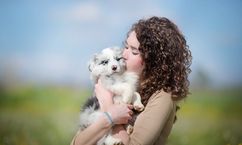 Обои девушка, настроение, портрет, собака, щенок, кудри, лицо, girl, mood, portrait, dog, puppy, curls, face разрешение 2048x1181 Загрузить