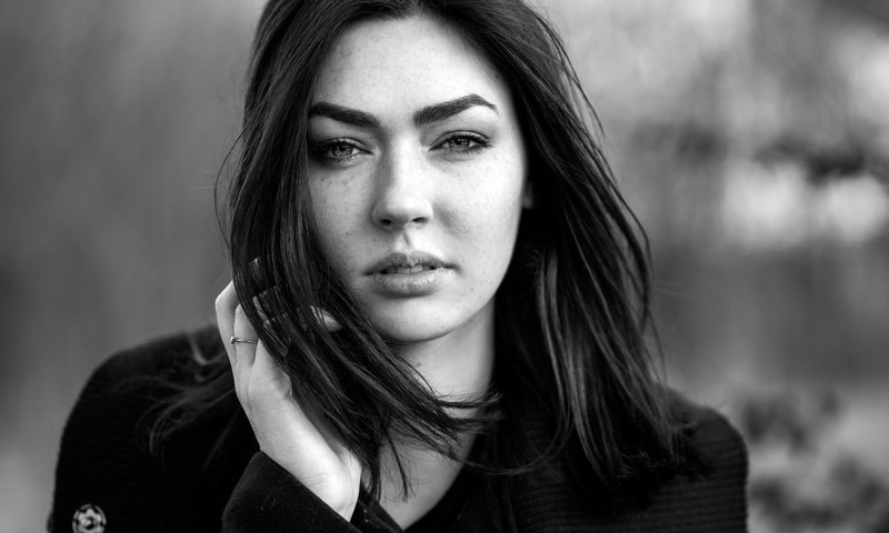 Обои девушка, портрет, взгляд, чёрно-белое, волосы, лицо, girl, portrait, look, black and white, hair, face разрешение 2048x1384 Загрузить