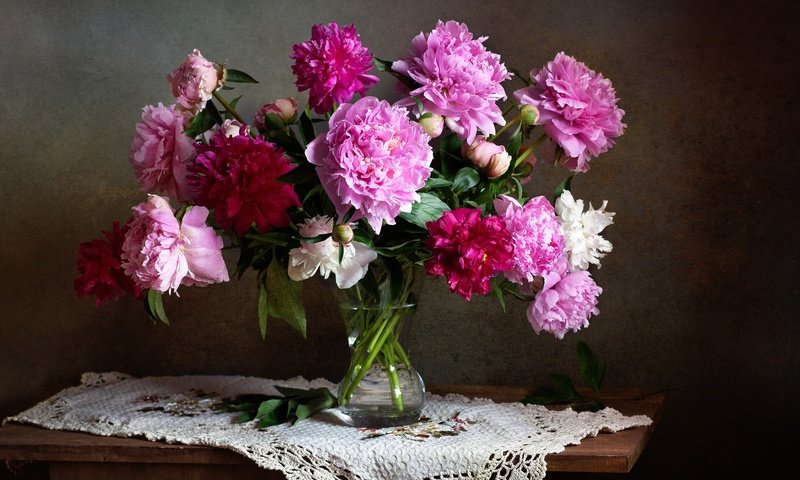 Обои цветы, букет, салфетка, натюрморт, пионы, flowers, bouquet, napkin, still life, peonies разрешение 2500x1756 Загрузить