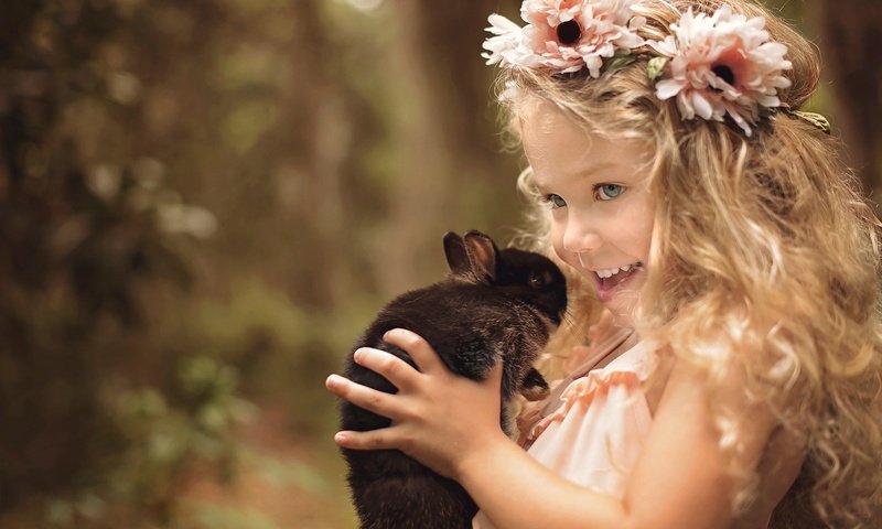 Обои ребенок, цветы, кролик, природа, животное, улыбка, дети, локоны, радость, венок, девочка, волосы, лицо, child, flowers, rabbit, nature, animal, smile, children, curls, joy, wreath, girl, hair, face разрешение 2048x1368 Загрузить