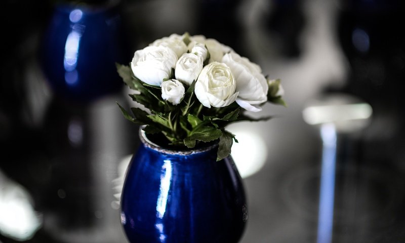 Обои цветы, розы, букет, белые, ваза, flowers, roses, bouquet, white, vase разрешение 1920x1282 Загрузить