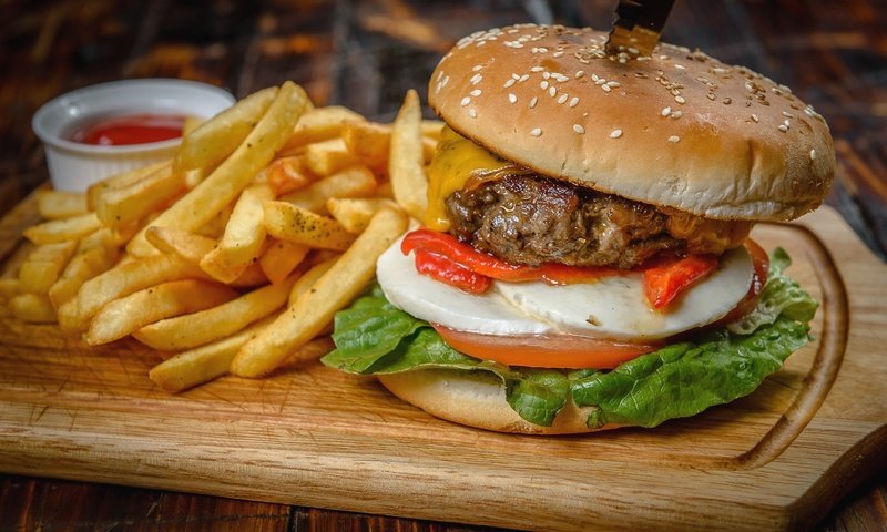 Обои гамбургер, котлета, картошка, булочка, бургер, hamburger, patty, potatoes, bun, burger разрешение 2560x1708 Загрузить