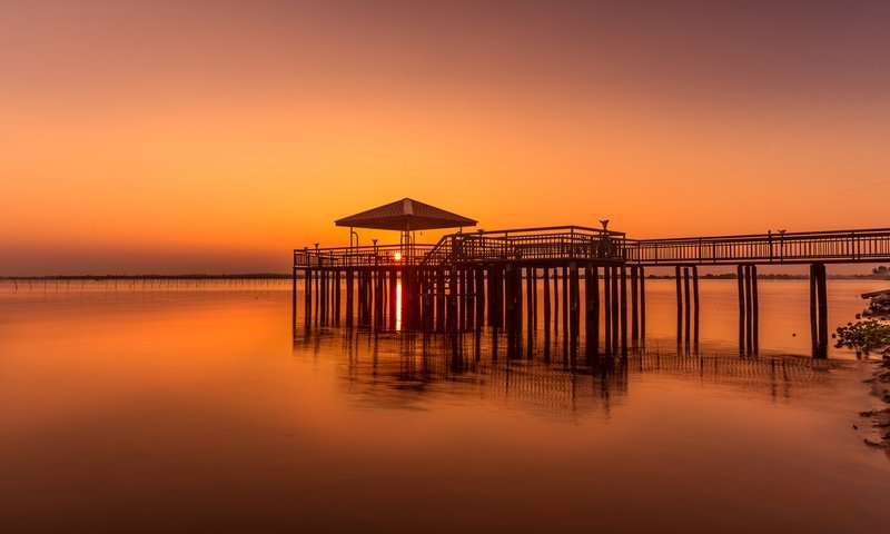 Обои озеро, закат, море, горизонт, пирс, беседка, зарево, lake, sunset, sea, horizon, pierce, gazebo, glow разрешение 2048x1234 Загрузить