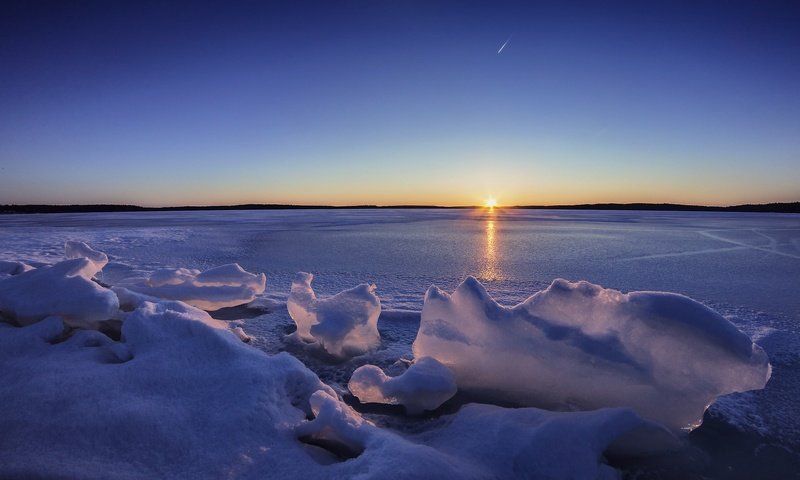 Обои небо, озеро, закат, зима, горизонт, лёд, финляндия, lake karijärvi, the sky, lake, sunset, winter, horizon, ice, finland разрешение 2048x1152 Загрузить