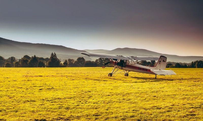 Обои трава, горы, лес, самолет, поле, дымка, солнечно, grass, mountains, forest, the plane, field, haze, sunny разрешение 2200x1461 Загрузить