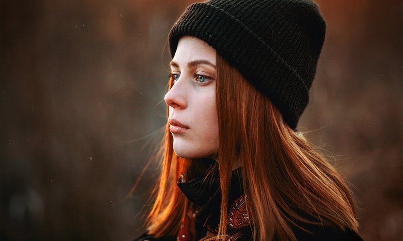 Обои девушка, взгляд, профиль, волосы, шапка, рыжеволосая, girl, look, profile, hair, hat, redhead разрешение 2200x1505 Загрузить