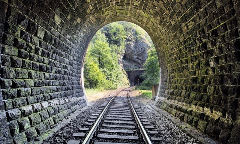 Обои деревья, железная дорога, рельсы, камни, тоннель, trees, railroad, rails, stones, the tunnel разрешение 5614x3742 Загрузить