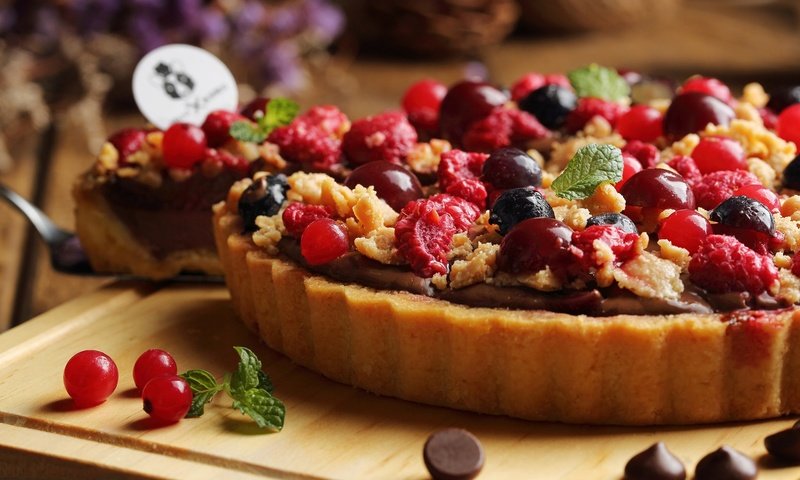 Обои малина, смородина, ягоды, начинка, вишня, шоколад, сладкое, выпечка, десерт, пирог, raspberry, currants, berries, filling, cherry, chocolate, sweet, cakes, dessert, pie разрешение 2048x1365 Загрузить