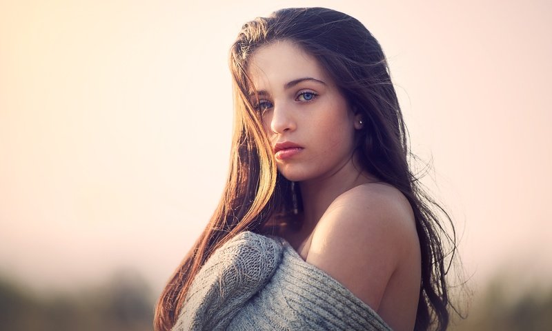 Обои девушка, взгляд, волосы, лицо, плечо, свитер, girl, look, hair, face, shoulder, sweater разрешение 2048x1343 Загрузить