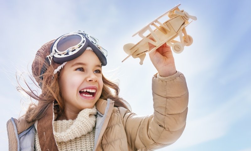 Обои самолет, улыбка, очки, дети, девочка, игрушки, смех, the plane, smile, glasses, children, girl, toys, laughter разрешение 6500x4043 Загрузить