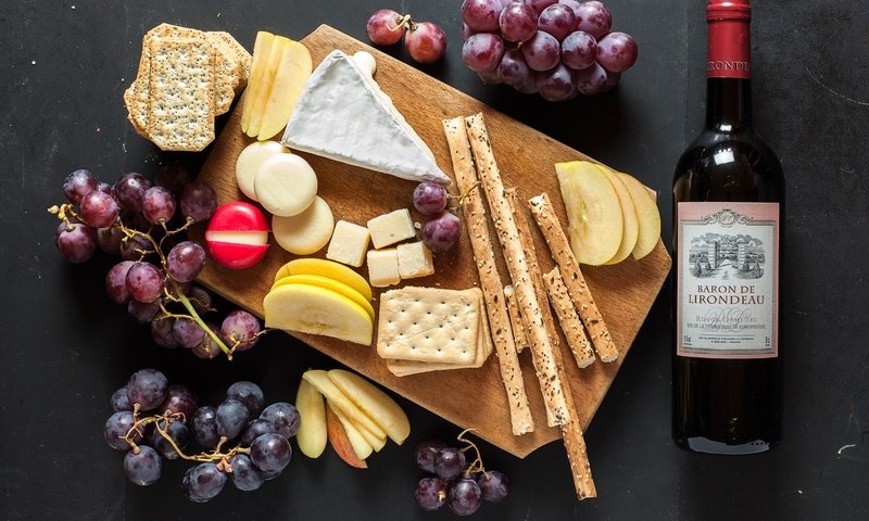 Обои виноград, яблоки, сыр, хлеб, вино, бутылка, печенье, grapes, apples, cheese, bread, wine, bottle, cookies разрешение 4732x3644 Загрузить