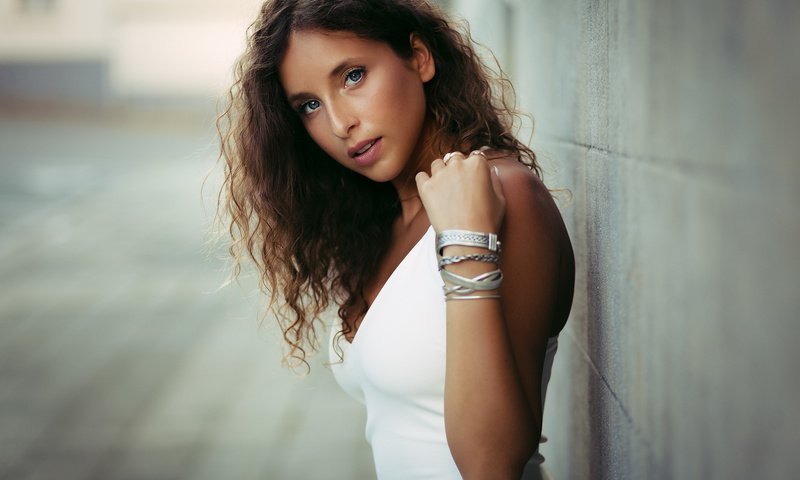 Обои девушка, фон, взгляд, модель, волосы, лицо, браслеты, girl, background, look, model, hair, face, bracelets разрешение 2048x1365 Загрузить