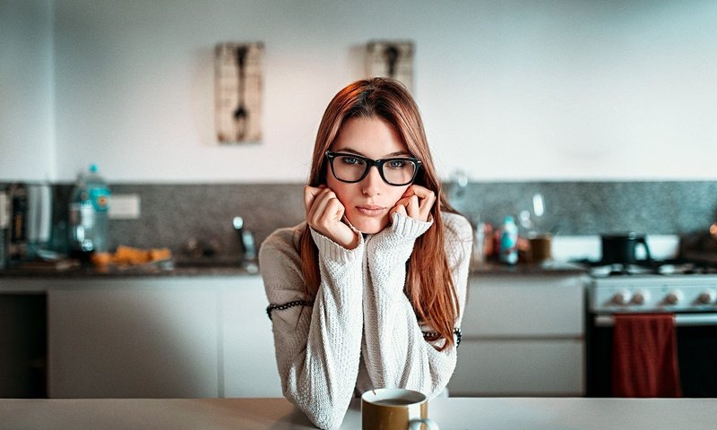 Обои девушка, взгляд, очки, рыжая, модель, чашка, свитер, girl, look, glasses, red, model, cup, sweater разрешение 2048x1233 Загрузить