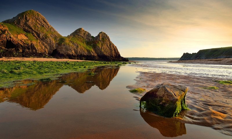 Обои небо, горы, скалы, берег, море, песок, камень, the sky, mountains, rocks, shore, sea, sand, stone разрешение 2560x1600 Загрузить