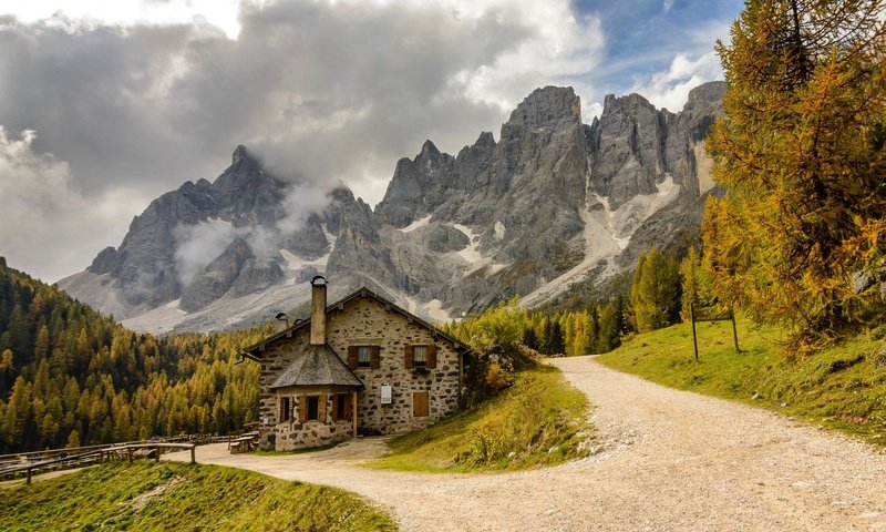 Обои небо, дорога, горы, зелень, домик, the sky, road, mountains, greens, house разрешение 1920x1279 Загрузить