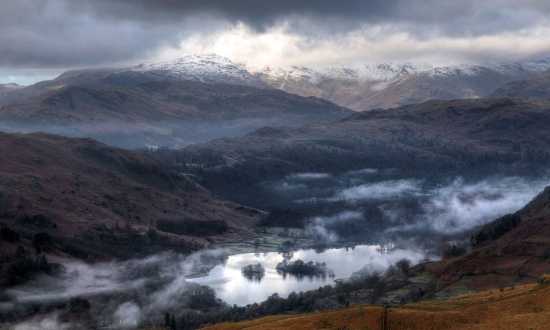 Обои небо, озеро, горы, холмы, туман, англия, the sky, lake, mountains, hills, fog, england разрешение 1920x1280 Загрузить