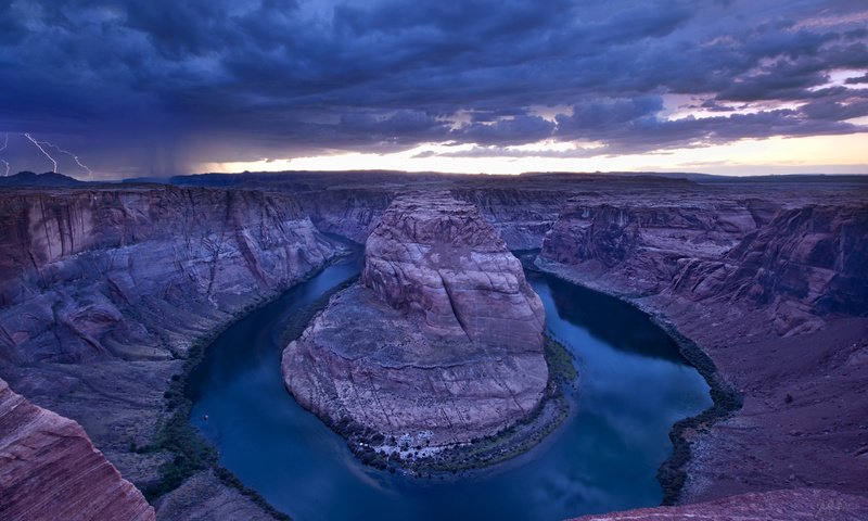 Обои небо, вечер, река, скалы, молния, каньон, grand canyon, река колорадо, каньон подкова, the sky, the evening, river, rocks, lightning, canyon, the colorado river разрешение 2560x1600 Загрузить